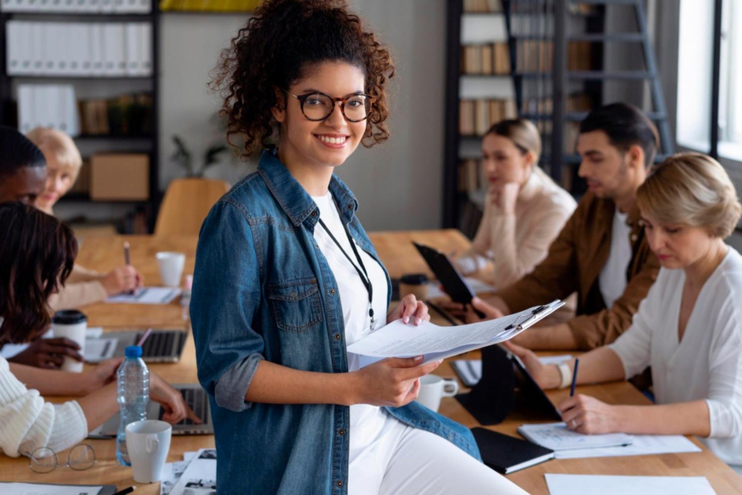 Finanzanalyst arbeitet mit Prognosedaten und Charts