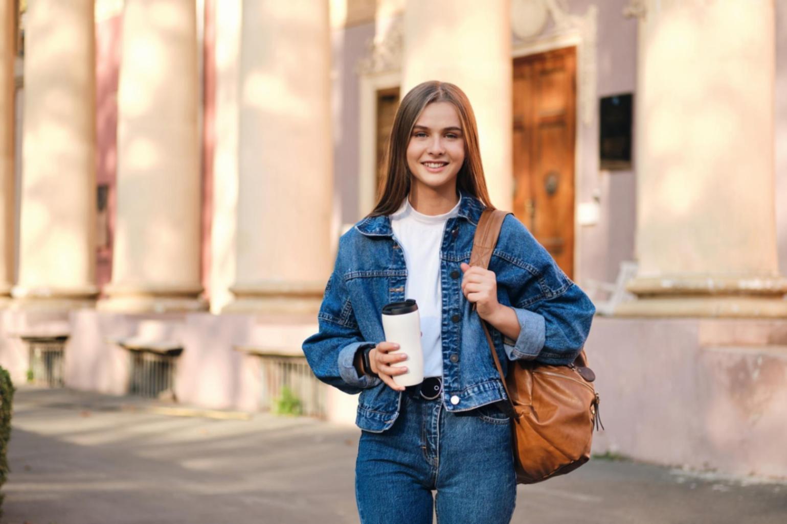 Finanzanalyse-Arbeitsplatz mit modernen Tools und Datenvisualisierungen